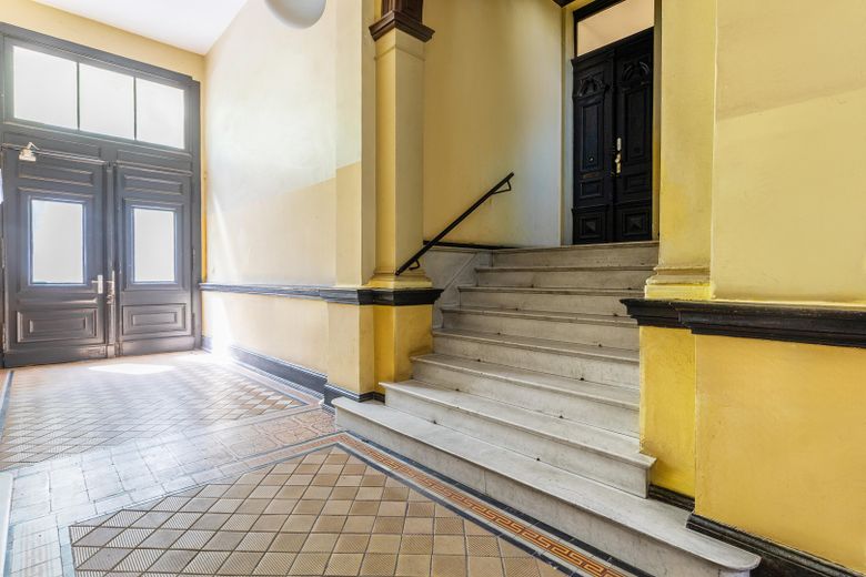 Appartement de 4 pièces rénové, sans commission, au cœur de Kreuzberg ! Prix à négocier – Eingang Wohnung