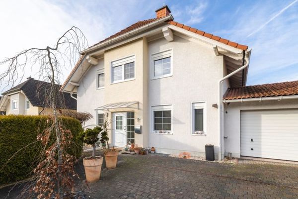 Einfamilienhaus mit Einliegerwohnung, Doppelgarage und Garten. Willkommen in Horhausen!