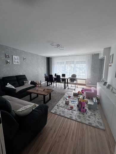 Po modernizacji energetycznej, niskie koszty ogrzewania: jasne mieszkanie 3-pokojowe z ogrodem zimowym i garażem – Wohn-Esszimmer möbliert