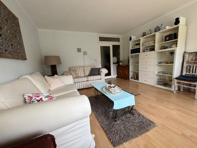 3 Zimmer-ETW, Loggia, Garage, mit Schwimmbad- und Saunaanteil – Wohnzimmer