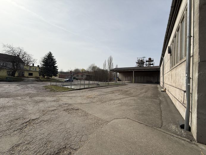 Großzügige Gewerbefläche mit Lagerhallenbestand und Büro in Neustadt a. d. Orla – Hoffläche