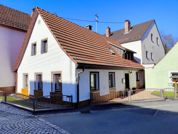 RESERVIERT - KLEIN, ABER OHO! Modernisiertes Einfamilienhäuschen mit Charme in 95346 Stadtsteinach - Einziehen &amp; Wohlfühlen! – Gebäudeansicht