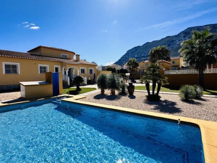 Villa molto curata con grande terreno, grande piscina, campo da tennis, pozzo, garage, riscaldamento, aria condizionata e molti extra – Foto 1
