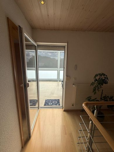 Light-filled detached house in an attractive residential area – Balkon Eingang 