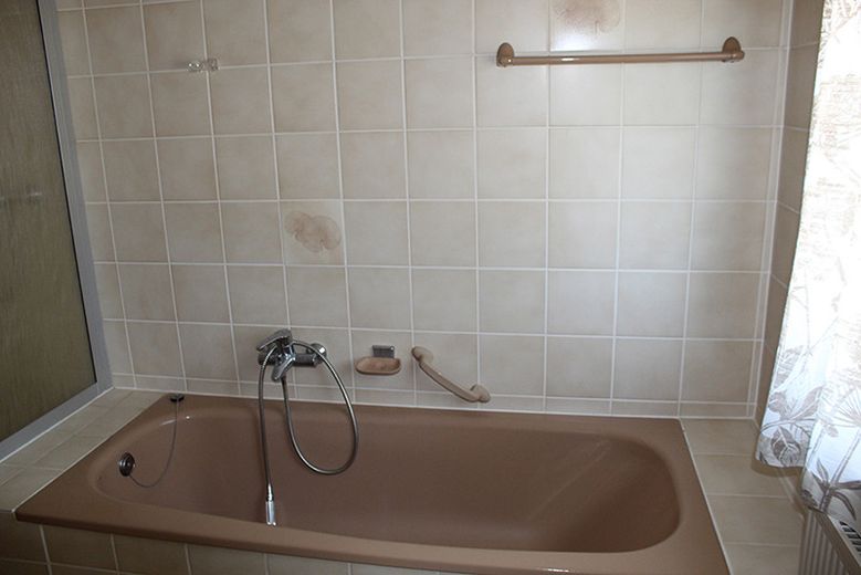 Zweifamilien-Wohnhaus in der Kleinstadt Leun im Lahn-Dill-Kreis. Der Kaufpreis ist verhandelbar. – OG Badezimmer 2