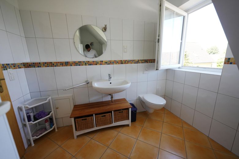 Flexibles Ostseehaus in Karlshagen – Wohnen und Ferienvermietung unter einem Dach – Badezimmer OG