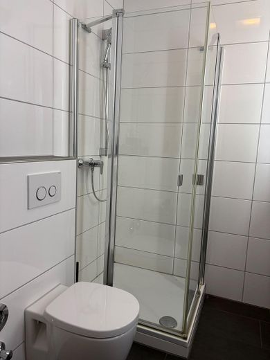 Helle 1-Zimmer-Wohnung mit großem Balkon, Einbauküche & Stellplatz in zentraler Lage – Bad