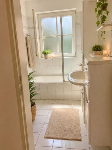 Charmante 3-Zimmer-Wohnung im mediterranen 6-Familien-Haus – Bad Teilansicht