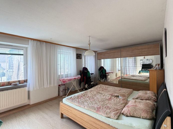مبنى سكني وتجاري تاريخي - بدون عمولة وسيط – Schlafzimmer 1