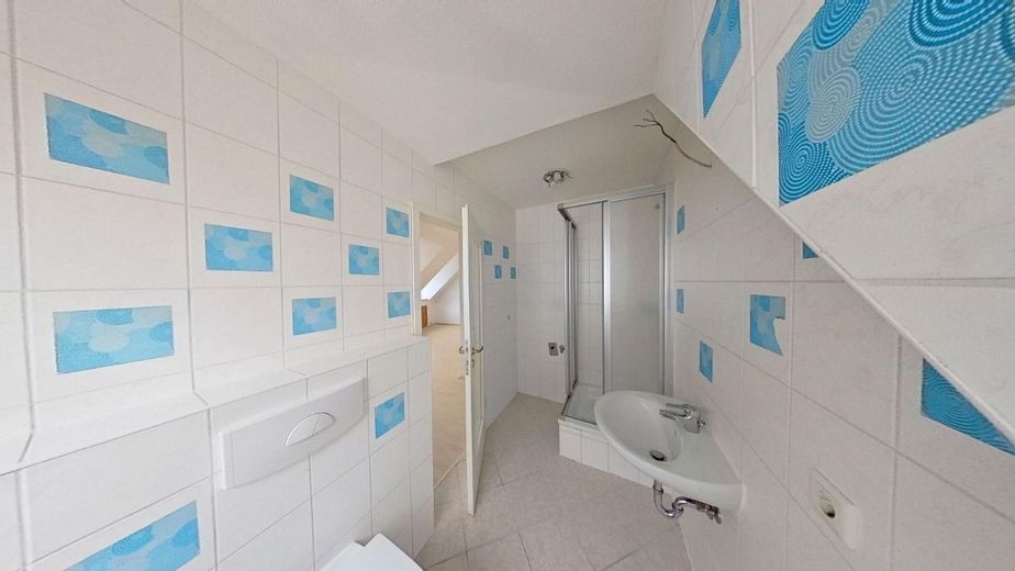 1-Raum Dachgeschosswohnung im Zentrum von Köthen – Badezimmer