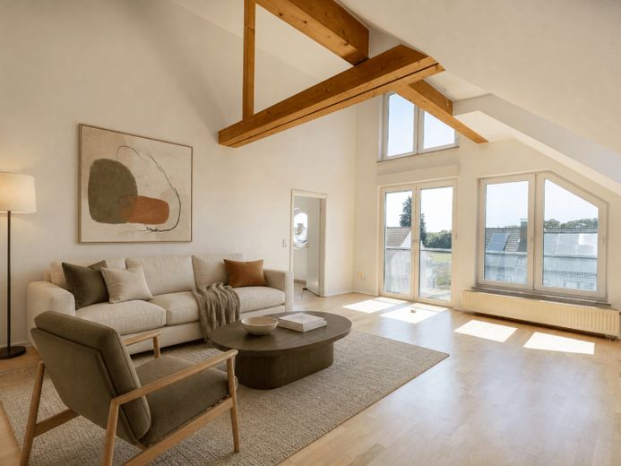 Hohe Decken, kleine WEG, neue Heizung - schöne Dachgeschosswohnung in Seckbach – फोटो 1