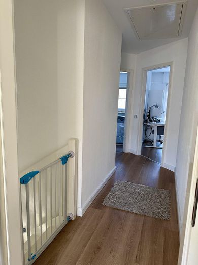 ZONDER COURTAGE: Moderne eengezinswoning met terras op het zuiden, carport en centrale, rustige ligging – Flur Übergeschoss