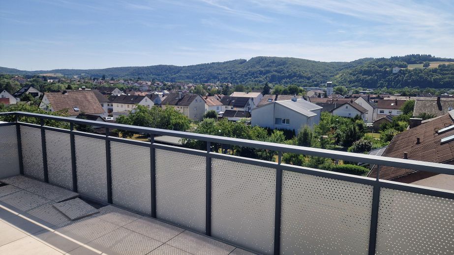 ERSTBEZUG - 4-Zimmer-Wohnung in bester Lage, Komfort und Ambiente im Neubau an der Klingenburg – Balkon