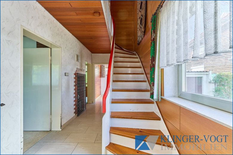 Sanierungsbedürftige Doppelhaushälfte mit Garten, Balkon und Garage – Treppenaufgang