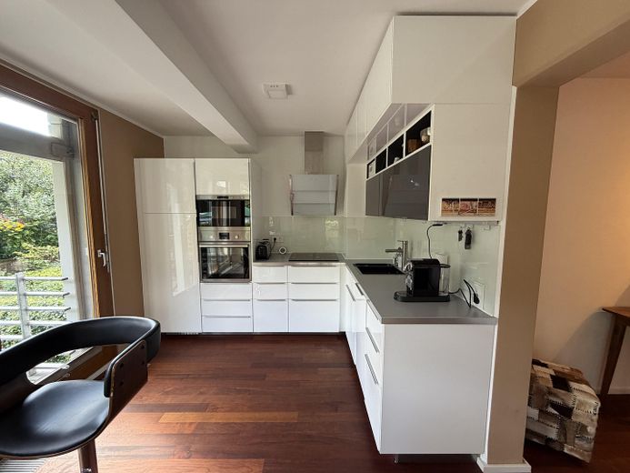 Fantástico apartamento de 2 habitaciones justo junto al Volkspark, en Prenzlauer Berg – Offener Wohn-Koch-Essbereich