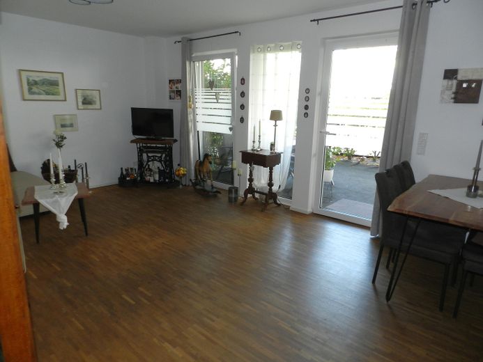 Exklusive, barrierefreie 2,5-Zimmer-Eigentumswohnung mit großer Terrasse – Wohnzimmer