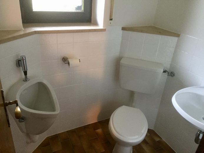 Günstige 4,5-Zimmer-Wohnung mit Balkon, Garten und Wärmepumpe in Obereichstätt zu vermieten – Gäste-WC