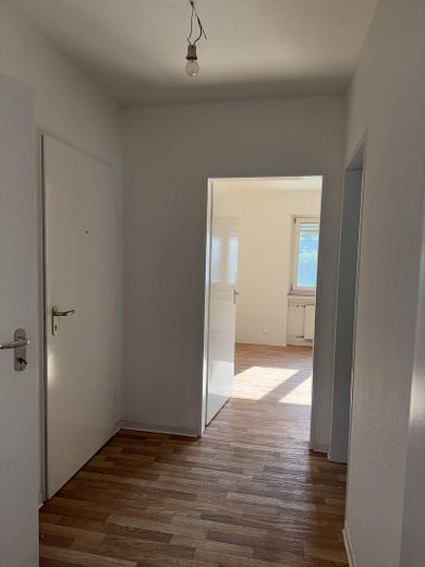 Wohnung - 2 ZKB mit Balkon ab sofort – Flur