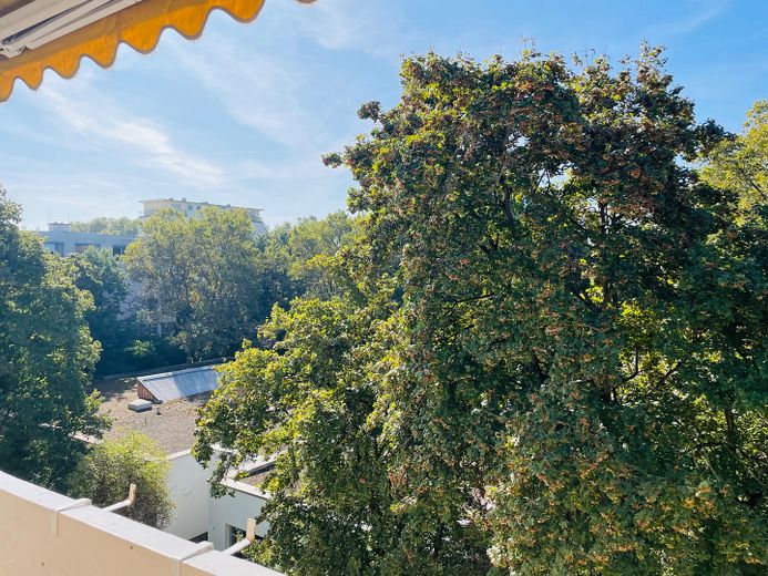 Kernsanierte Wohnung mit Blick auf Goethepark – Balkon 