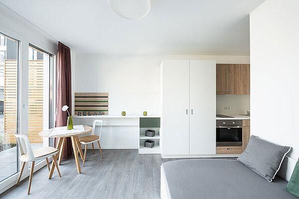 Attractive 1-room apartment in Campus Gardens, Heidelberger Bahnstadt – directly from the owner – Wohnbereich mit Terrasse links