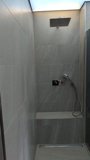 Ruhiges Wohnen in begehrter Lage mit viel Platz im ausgebauten Nebengebäude – Badezimmer 1.OG Dusche
