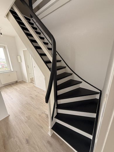 Schöne große Maisonette-Wohnung im 2-Parteien-Haus — 3 Zimmer + ausgebautes Dachgeschoss – Diele