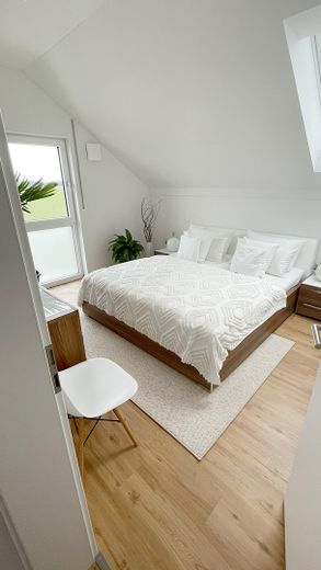 Stylowe 3-pokojowe mieszkanie na poddaszu z tarasem dachowym o powierzchni 32 m² od strony południowej – Schlafzimmer
