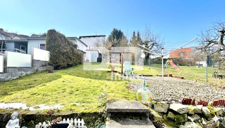 Schöne Doppelhaushälfte in schöner Wohnlage mit Panoramablick, Gartenbereich und Garage – Gartenbereich hinter dem Haus