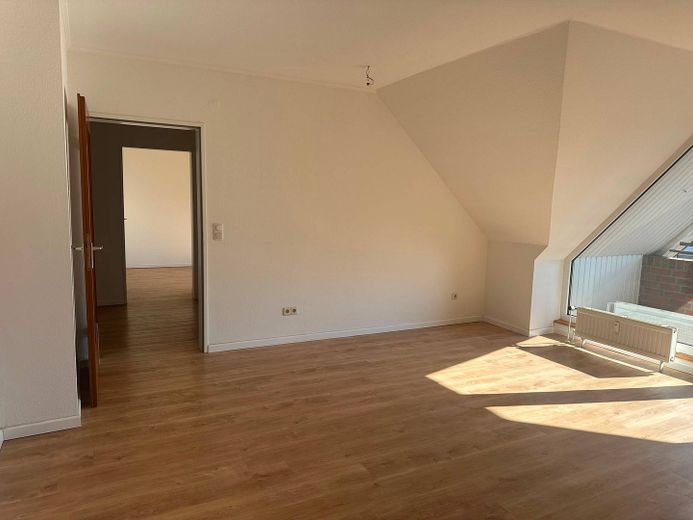 Renovierte 3-Zimmer-Dachgeschosswohnung mit BALKON und EBK – Ansicht IV: Wohnzimmer