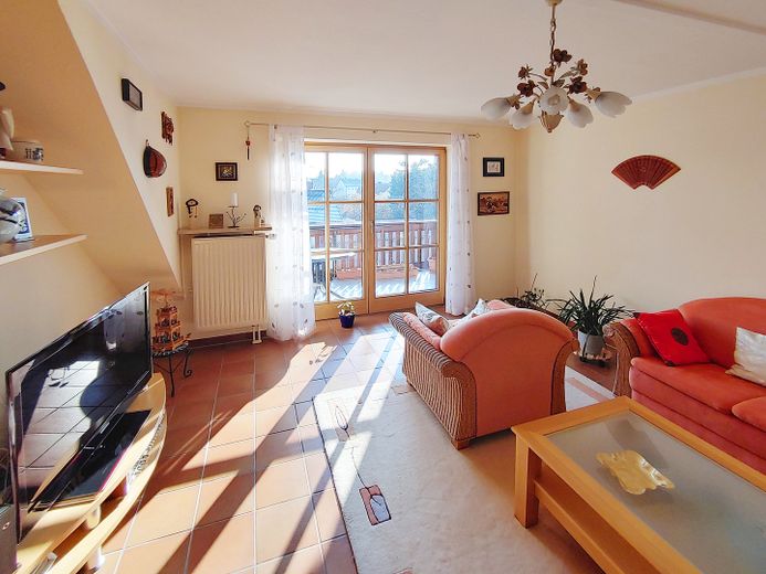 Avis aux investisseurs : duplex habité et meublé de 4 pièces avec cuisine, salle de bains et WC supplémentaires, dans un quartier calme proche du centre – Wohnzimer unten