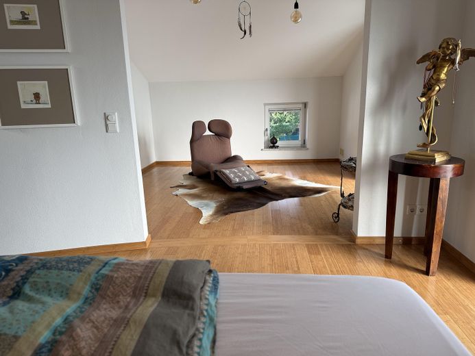 Modernes Einfamilienhaus mit freiem See- und Bergblick Nähe  Prien – Schlafraum Richtung Relaxraum