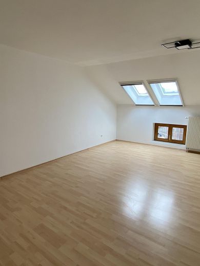 Luminoso appartamento di 3,5 locali a Königsdorf-Osterhofen – Wohnzimmer 