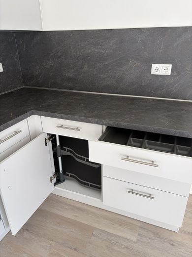 Vom Eigentümer Neubau ohne Courtage 3 Zimmer 87,7qm, Terrasse, Gartenteil + Nutzfläche, Brackel – Küche Schränke
