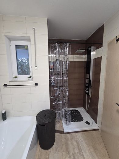 Hausgefühl statt Wohnung: Moderne 3-Zi.-Maisonette mit Garten, Terrasse & Balkon (BJ 2013) – Dusche
