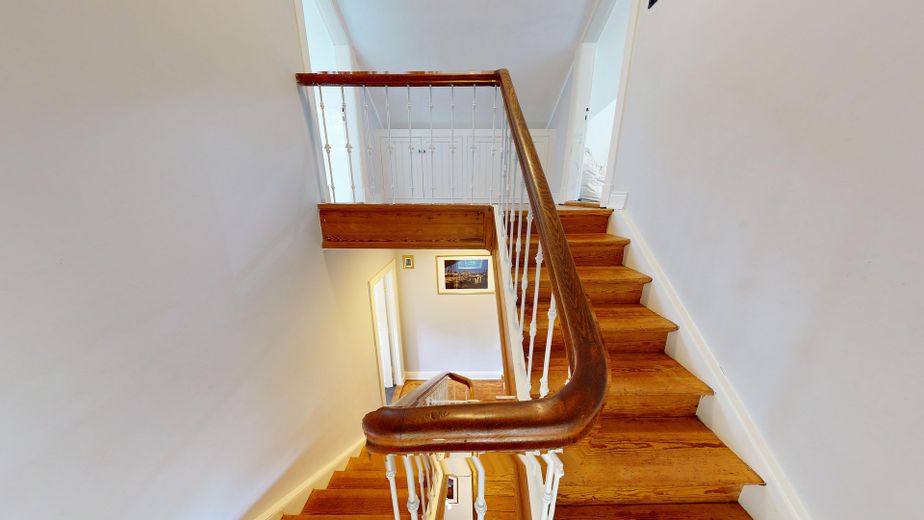 Möbliertes Haus 154 m² | 5,5 Zi | Garten | nahe Nienstedten | Wohnen auf Zeit 3–33 Monate – Treppenhaus