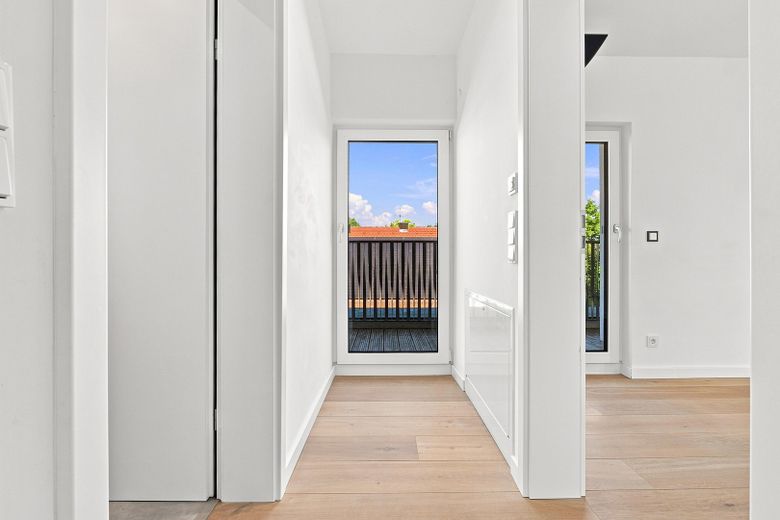 ¡Casa moderna KfW55 de 2020 con terraza en la azotea y cocina en Múnich-Untermenzing! ¡Sin comisión! – Flur Dachgeschoss