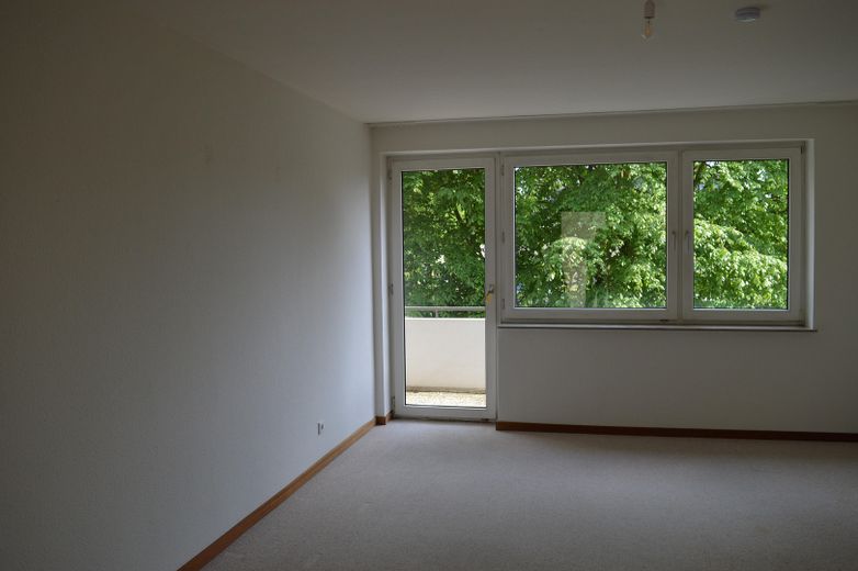2,5 Zimmer, gut belichtet mit Balkon – Wohnzimmer