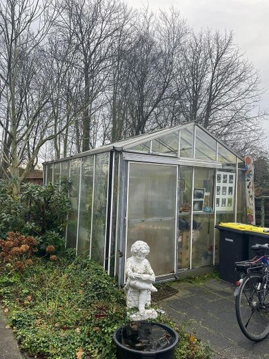 पापेनबर्ग में बड़ी PV प्रणाली वाला आवासीय एवं व्यावसायिक भवन बिक्री के लिए – Gewächshaus