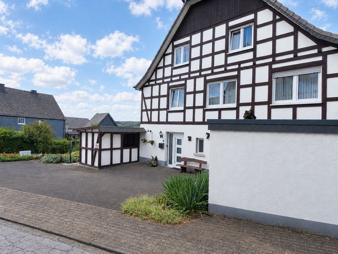 Mehrfamilienhaus mit Südlage und traumhaftem Ausblick – Haus Vorderansicht rechts