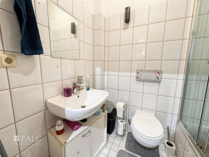 Vermietete Dachgeschosswohnung in zentraler Lage von Oberhausen-Marienkirche – Badezimmer