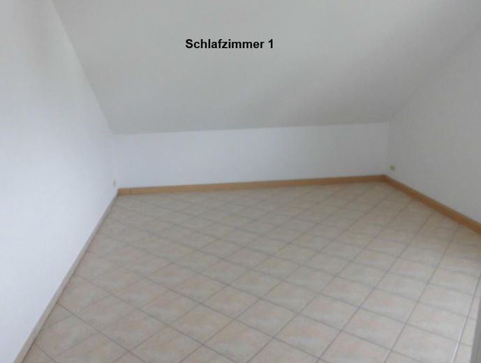 Ampio appartamento di 4 locali con balcone e garage - investimento – Schlafzimmer 1