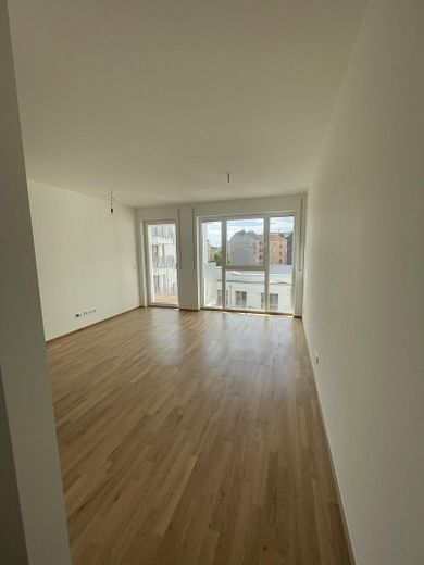 Barrierefreies Zuhause mit 3,5 Zimmern in Berlin zentral gelegen – Wohnzimmer