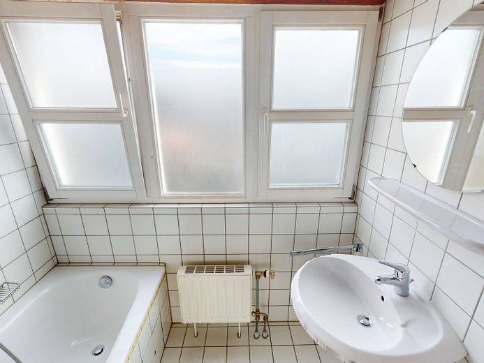 Tolle 2-Zi.-Maisonettewohnung mit BALKON und Wannenbad – Ansicht I: Bad