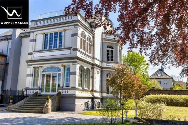 Exklusives Wohnen in historischer Fabrikantenvilla - Gartenwohnung mit besonderem Charme
