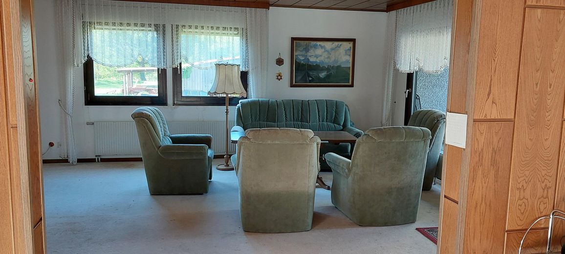 Ideal für Pferdehaltung - Einfamilienhaus, Baugrundstück, Stall und Hausweide / Resthof – Wohnzimmer
