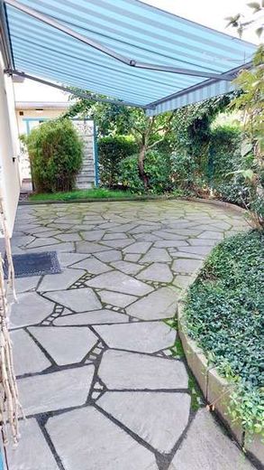 Uetze - Renditeimmobilie - 4-Familienhaus + Doppelhaushälfte + 3 Garagen – Haushälfte Terrasse