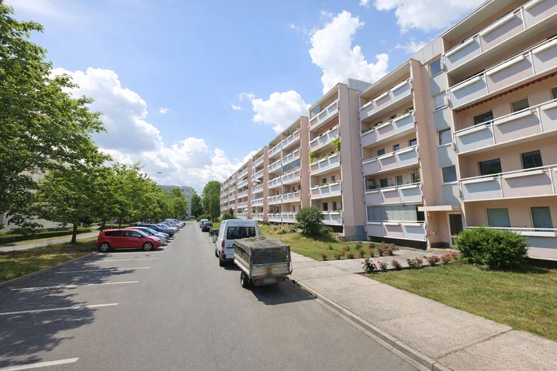 Kernsanierte 3-Zimmer-Wohnung mit moderner Einbauküche in zentraler Lage – Außenansicht 
