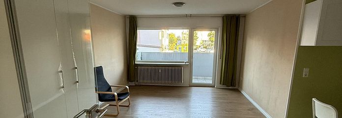 شقة مستقلة ومشرقة وواسعة من غرفة واحدة (42m²) مع شرفة، موقف سيارة، مطبخ مجهز - بدون عمولة – Wohnbereich