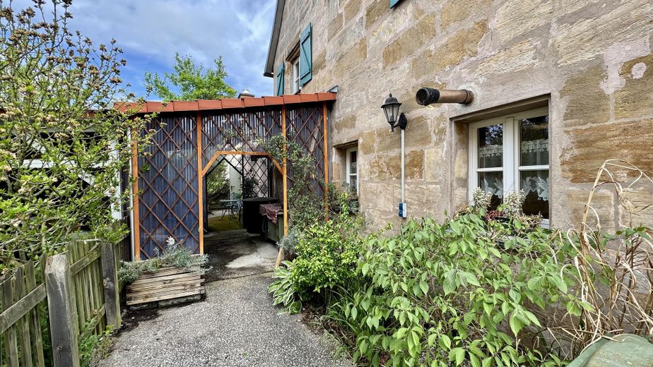 Fachwerk trifft Sandstein: Ein Haus mit Charakter und großzügigem Raumangebot – Garten vorderer Bereich
