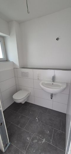 Neubau-Reihenhaus mit Terrasse 140 m² Familienhaus mit sehr niedrigen Energiekosten (EH-40 + PV) – Gäste WC